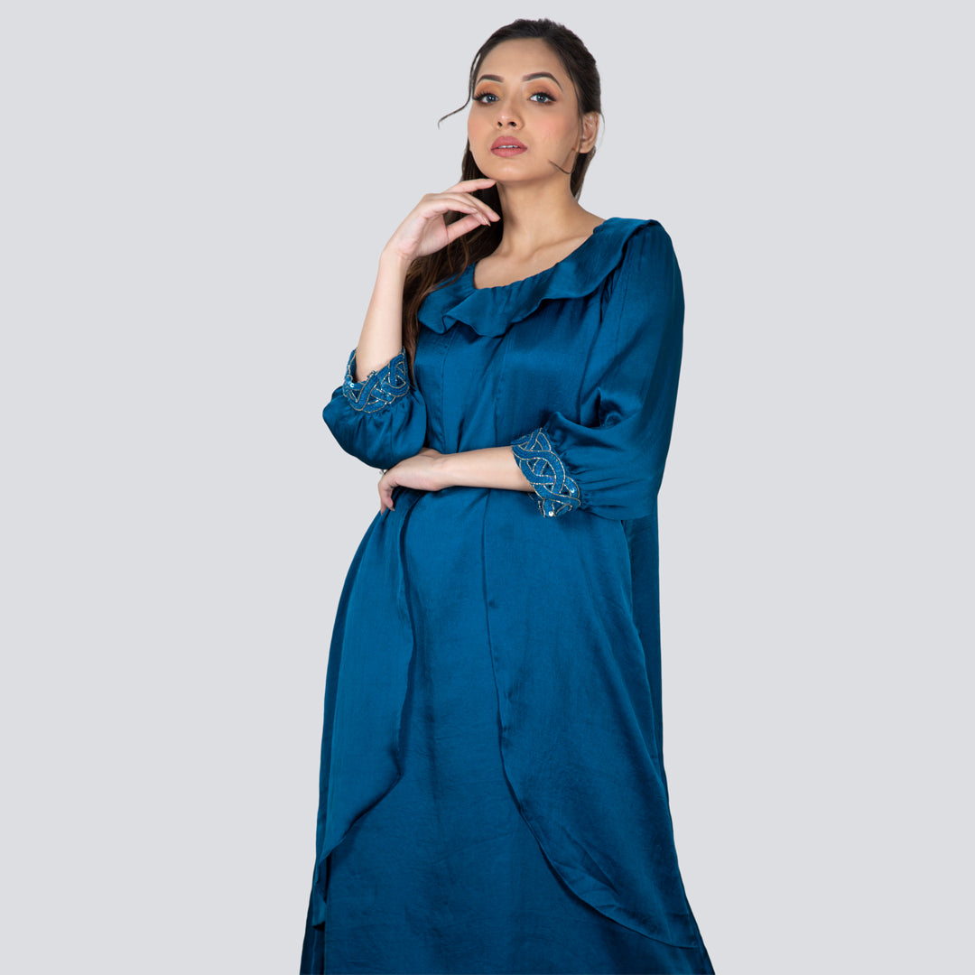 Flowey dress with handwork sleeves